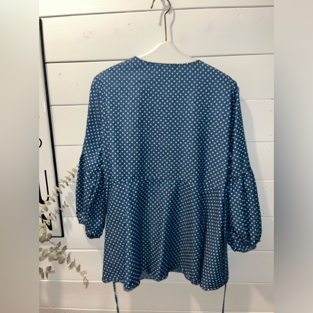 SUZANNE BETRO, beautiful denim blue and white polka dot crossover  blouse 2x - Picture 3 of 14